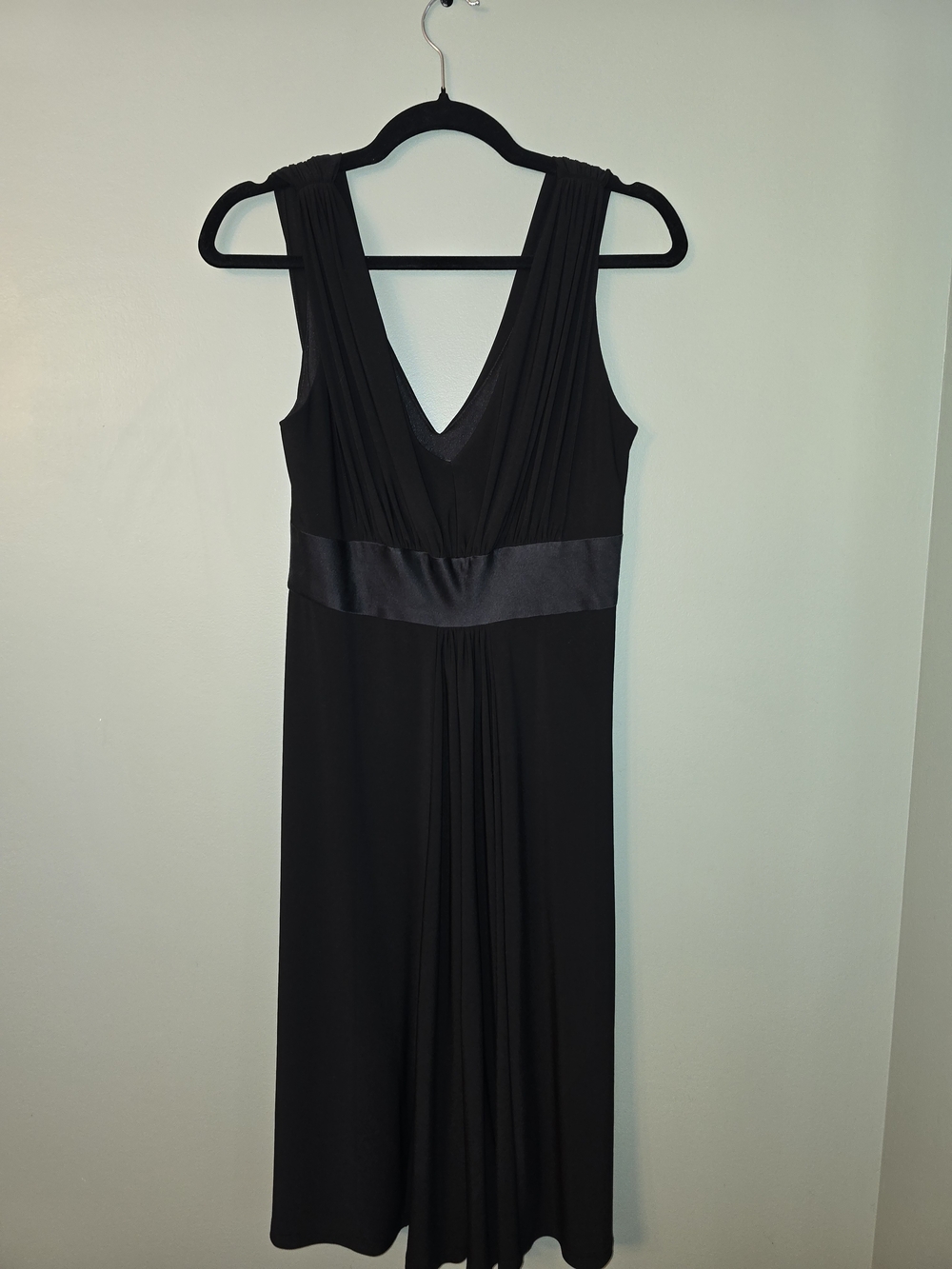Jones Wear Black V-Neck Sleeveless Evening Dress
